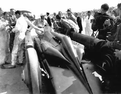 Major Henry Segrave with the Napier Lion aero engined "Golden Arrow" set the record of 231.567 mph at Daytona Beach on 11th March 1929